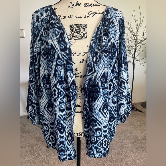 CHICOS- Beautiful Blue Top or Cardigan with button closure and elastic hem - Picture 1 of 8